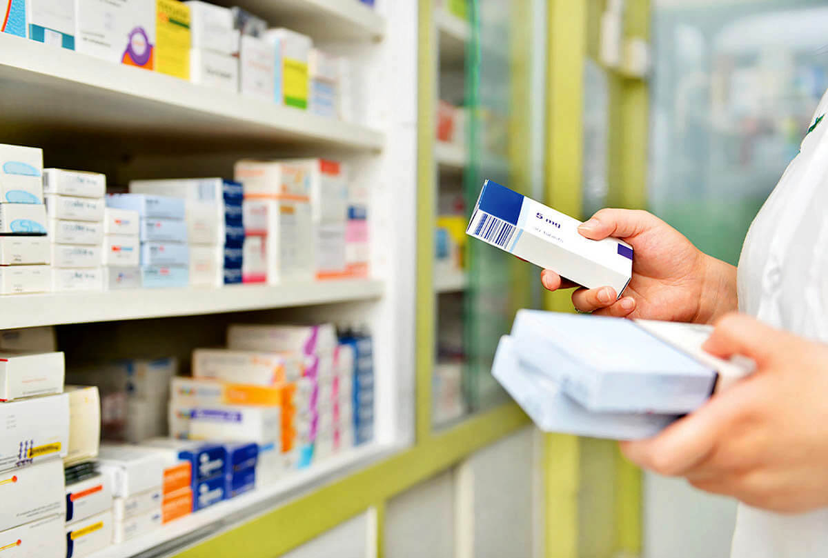 چکهای برگشتی داروخانهها از ۸ همت گذشت؛ مطالبات بیمهای نقدینگی داروخانهها را تحت فشار گذاشت